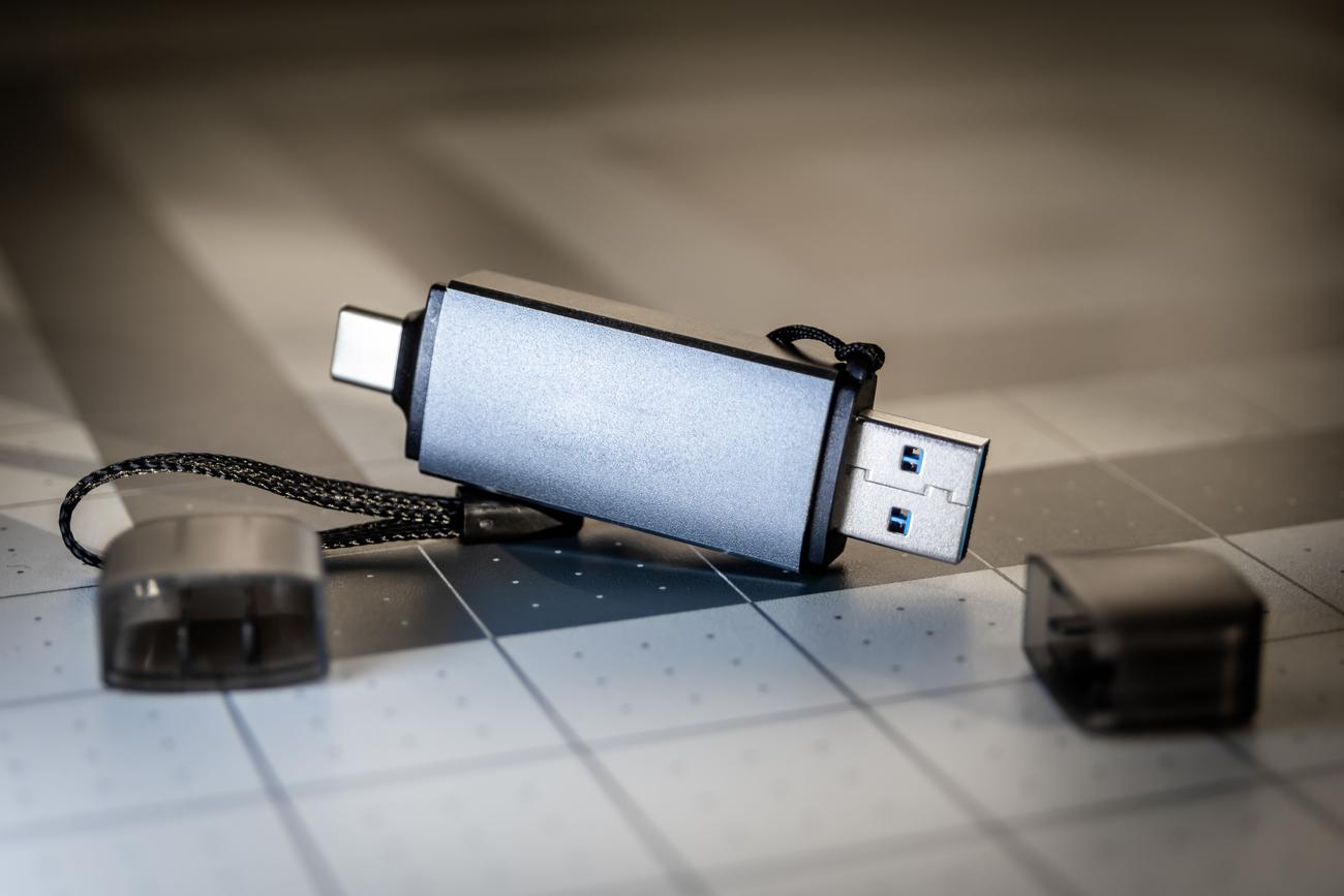 Memoria USB de doble interfaz (USB-A y USB-C) para transferencia de archivos entre móviles e impresoras.