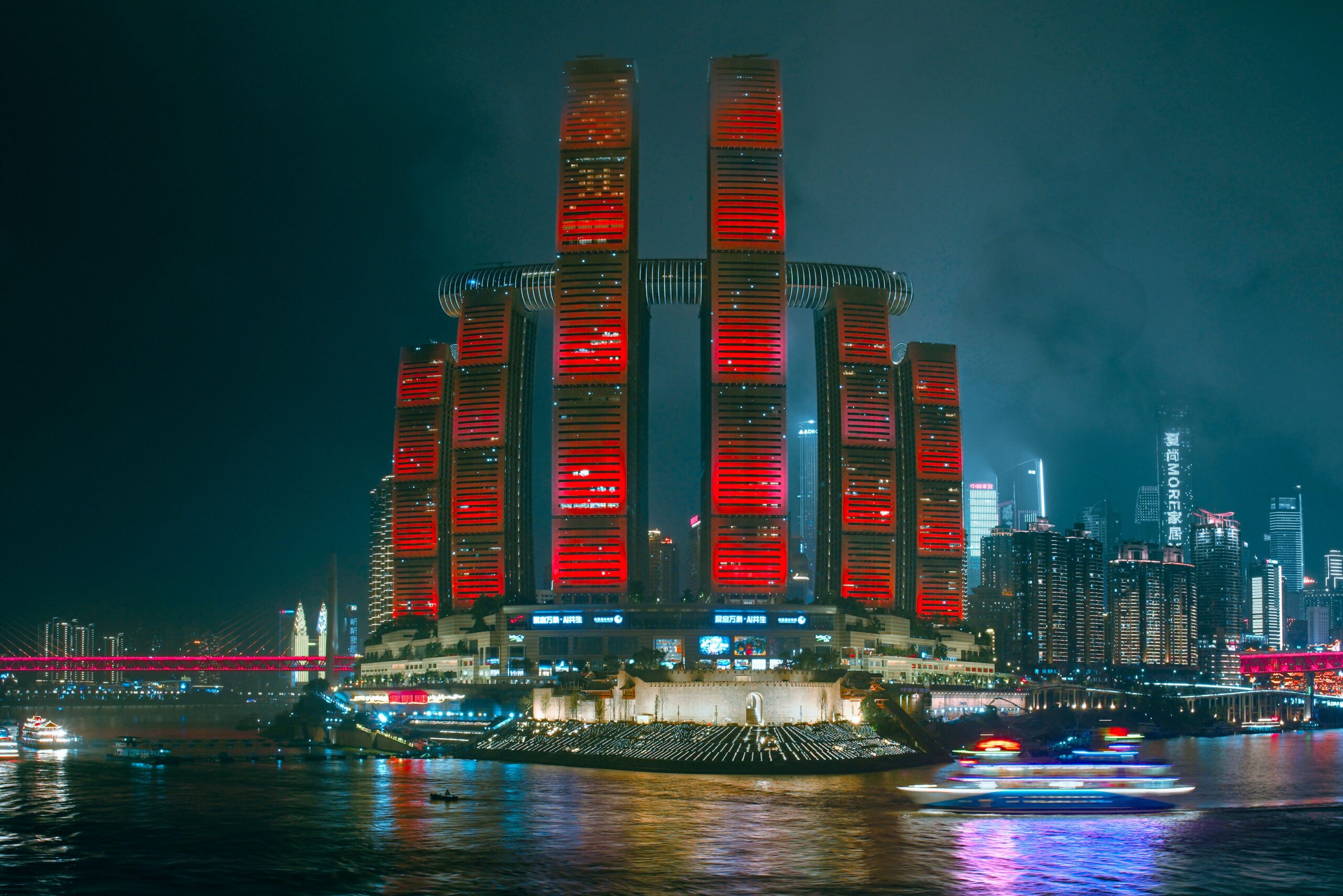 Paisaje urbano futurista con rascacielos iluminados por luces de neón en una atmósfera cyberpunk.
