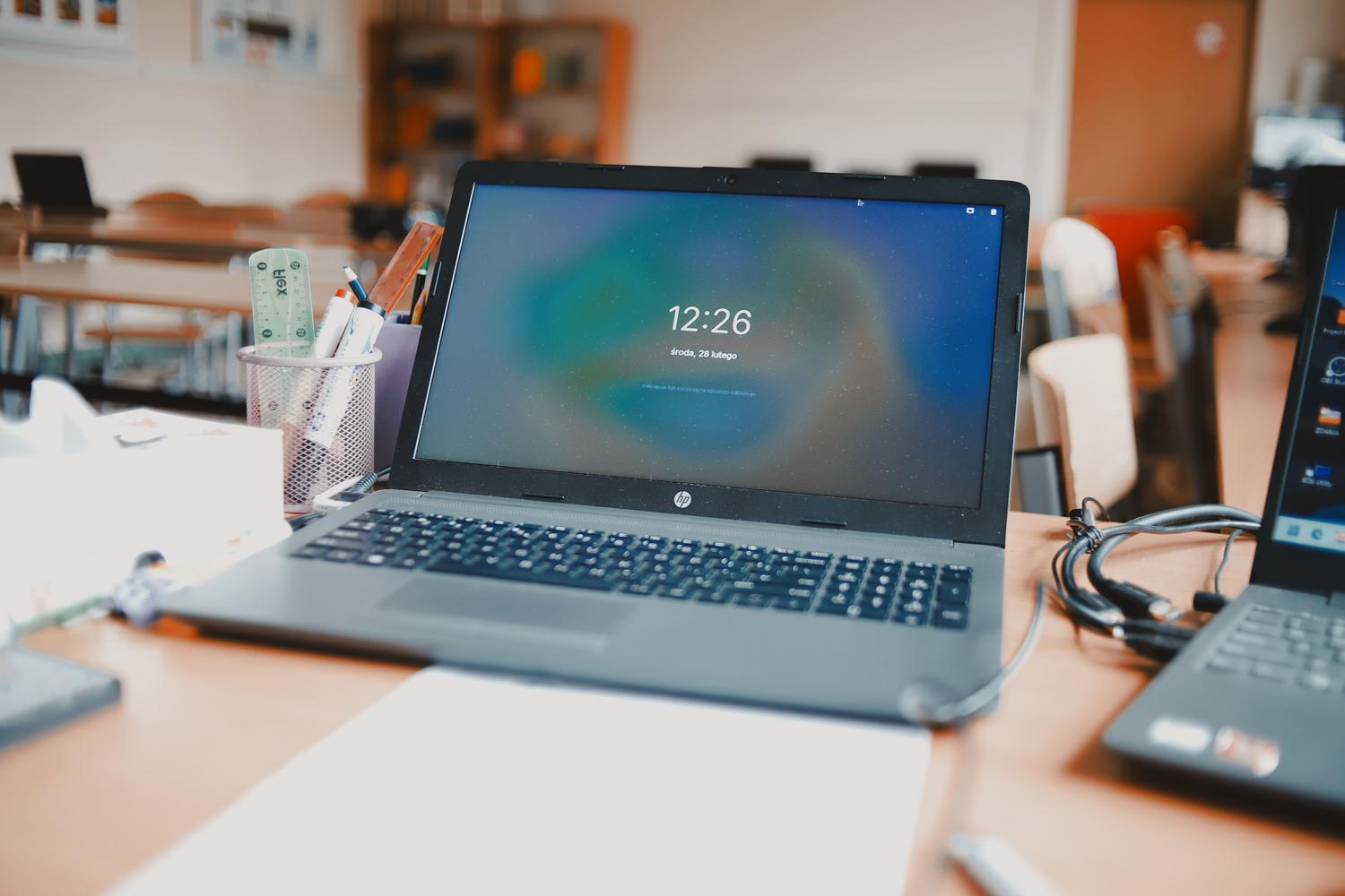 Laptops en un entorno educativo, resaltando la popularidad y el uso común de los Chromebooks en las aulas.