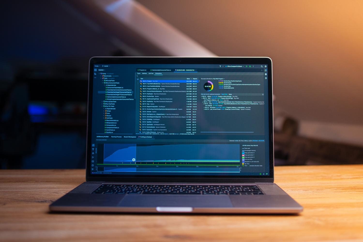 Portátil mostrando herramientas de depuración y código técnico, perfecto para ilustrar la depuración mediante ADB y el entorno Linux.