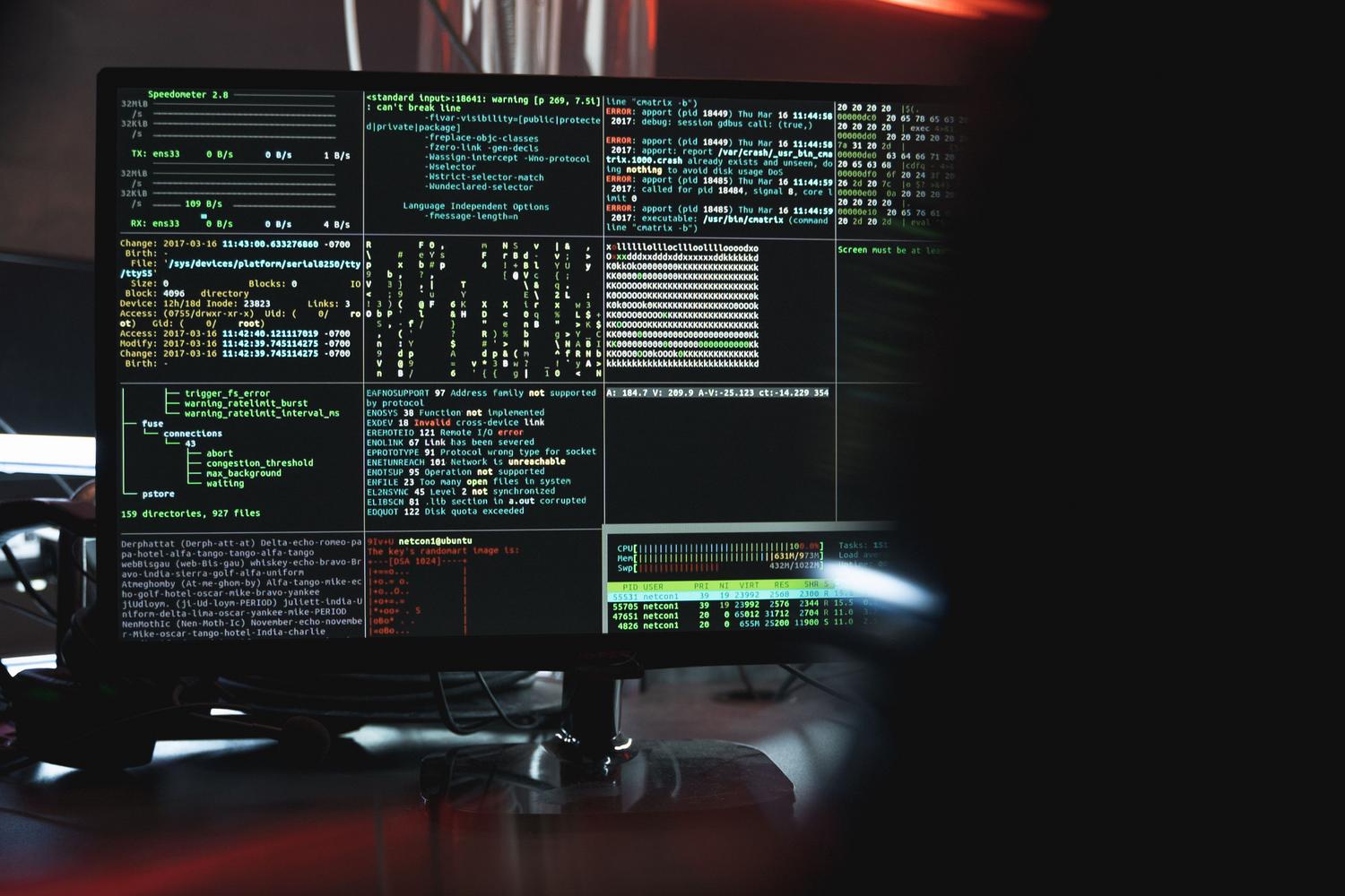 Monitor con registros de sistema y flujos de datos, ilustrando la gestión técnica de permisos y la privacidad de las aplicaciones instaladas.