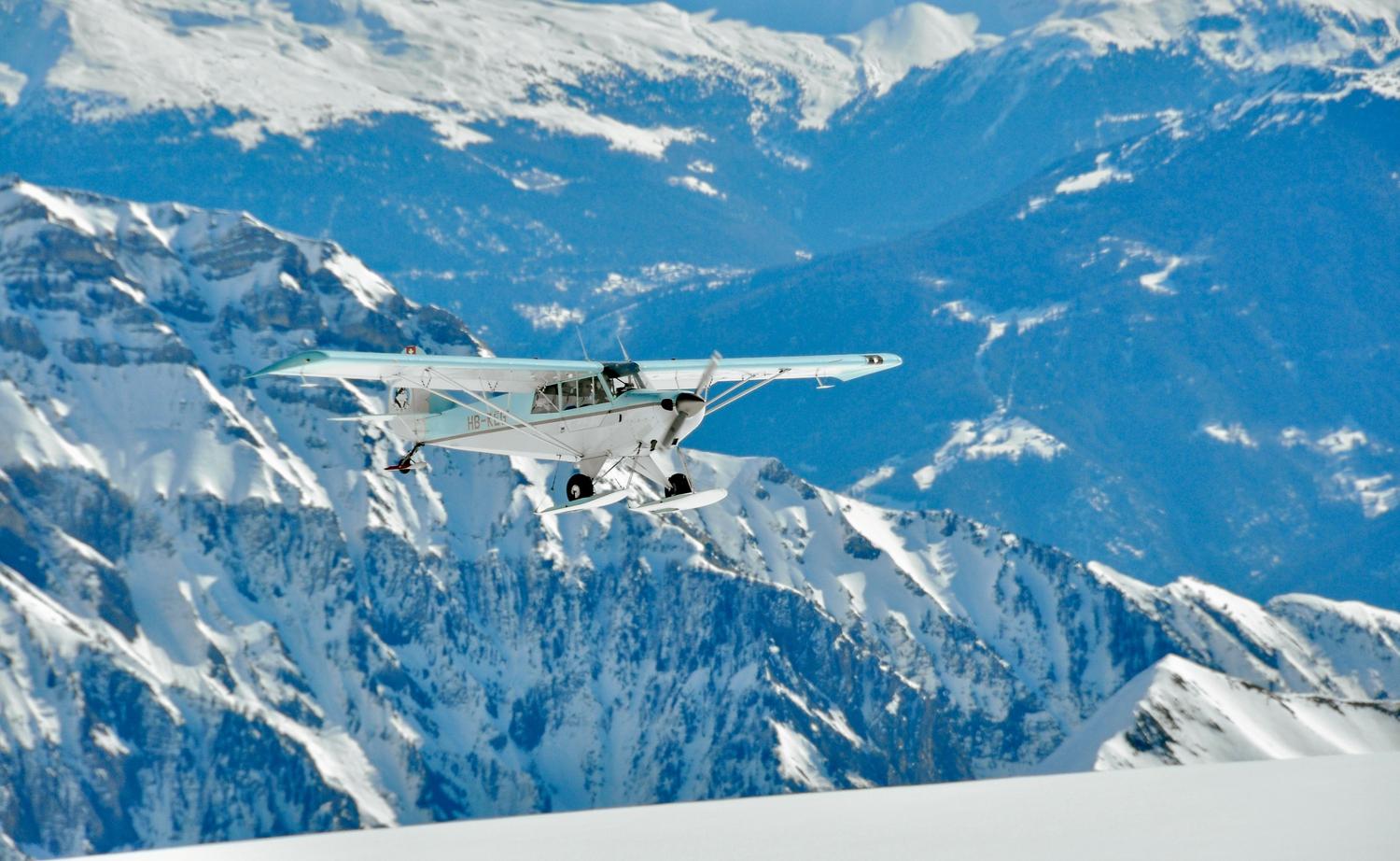 Avioneta volando sobre un paisaje montañoso nevado, evocando el personaje de La Bestia en las Montañas Rocosas.