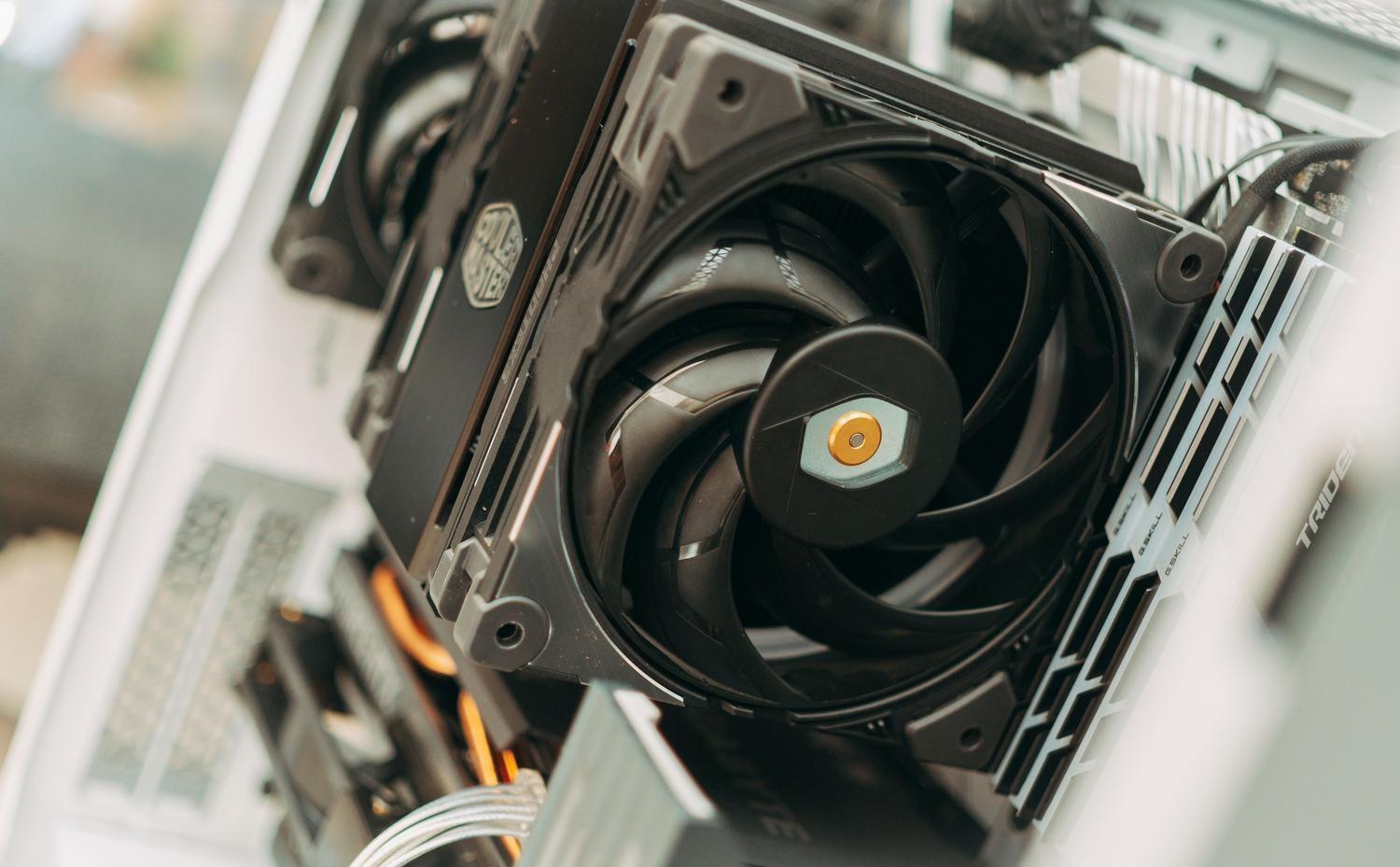 Detalle de un ventilador de refrigeración instalado dentro de un PC de escritorio.