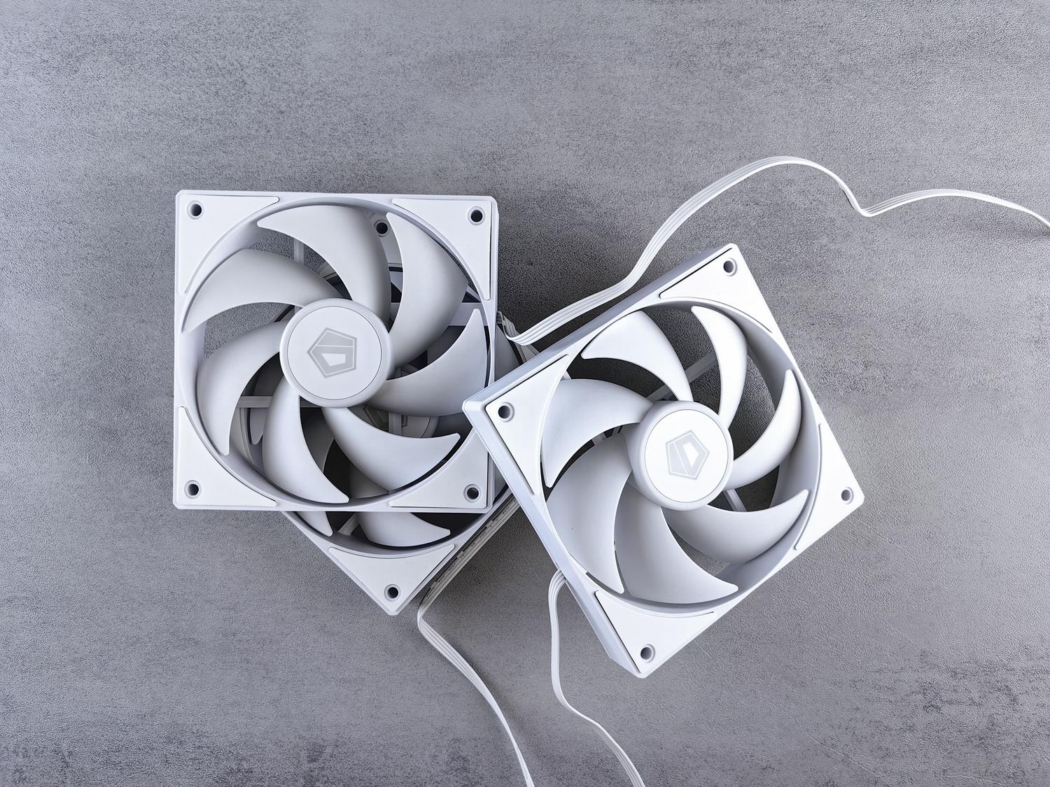 Ventiladores de refrigeración para PC sobre un fondo neutro, mostrando el componente a limpiar. Ventiladores de refrigeración para PC sobre un fondo neutro, mostrando el componente a limpiar.