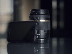 Primer plano profesional de las lentes de una cámara de smartphone, representando la potencia del sensor en modo profesional.