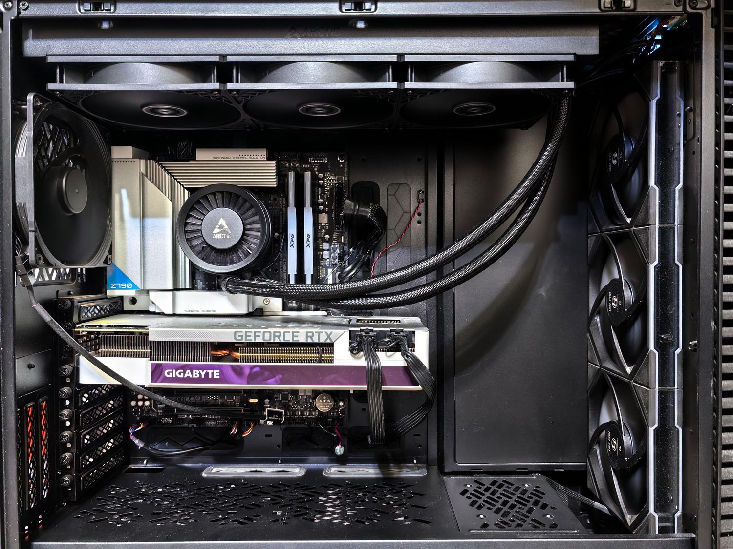 Vista interior de un ordenador gaming de alto rendimiento mostrando una tarjeta gráfica RTX, esencial para Unreal Engine 5.