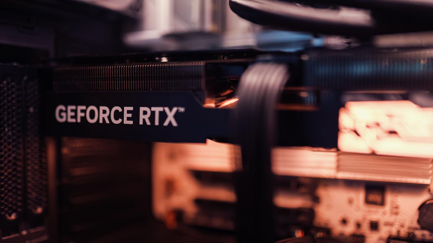 Tarjeta gráfica NVIDIA GeForce RTX instalada en un PC, esencial para el rendimiento gráfico en HUMANKIND 2.