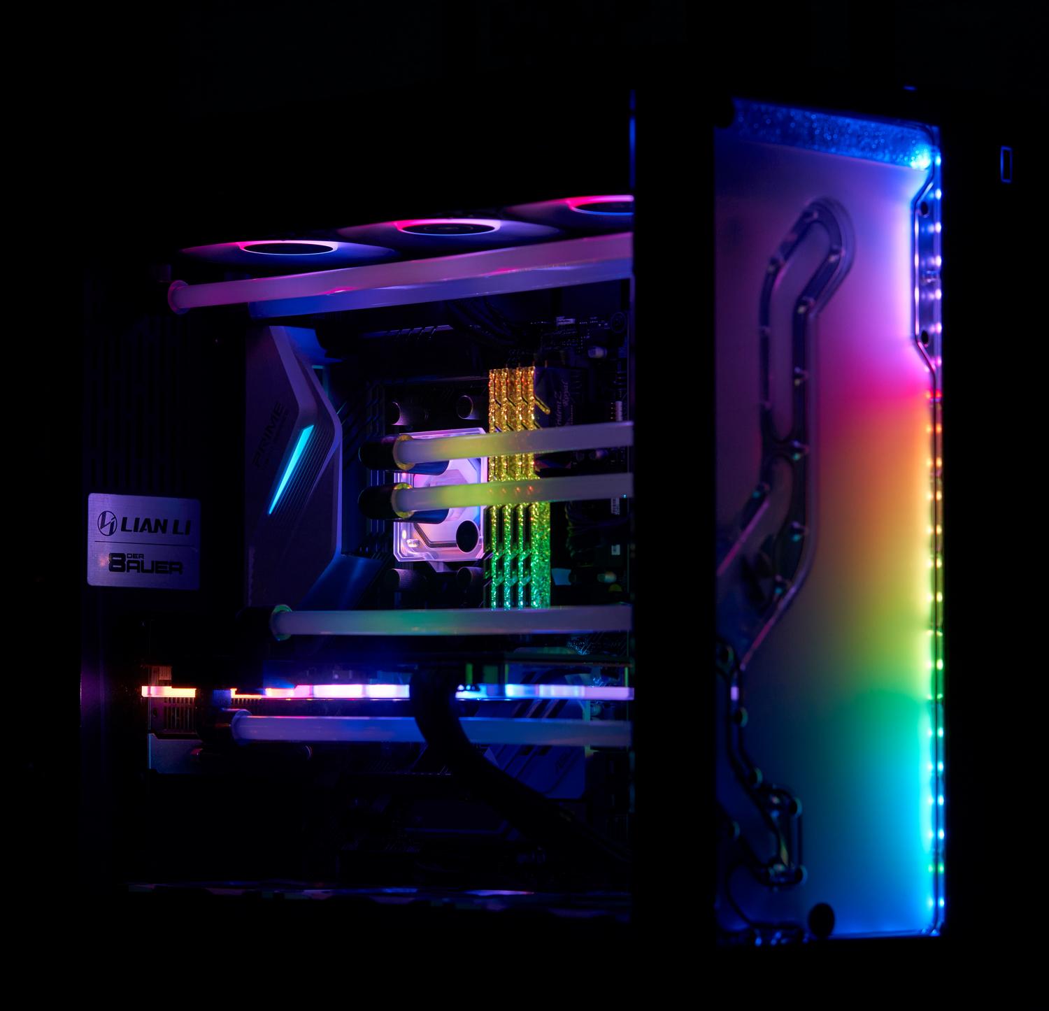 Detalle de los componentes internos de un PC gaming con refrigeración y luces RGB, ilustrando las especificaciones técnicas de hardware.