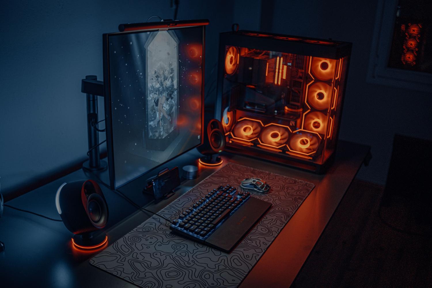 Setup de gaming moderno con PC de alto rendimiento e iluminación RGB, representando la configuración recomendada para el máximo rendimiento.