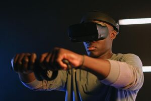 Jugador sumergido en una experiencia de realidad virtual con atmósfera de suspense, ideal para ilustrar la inmersión de Nemesis.