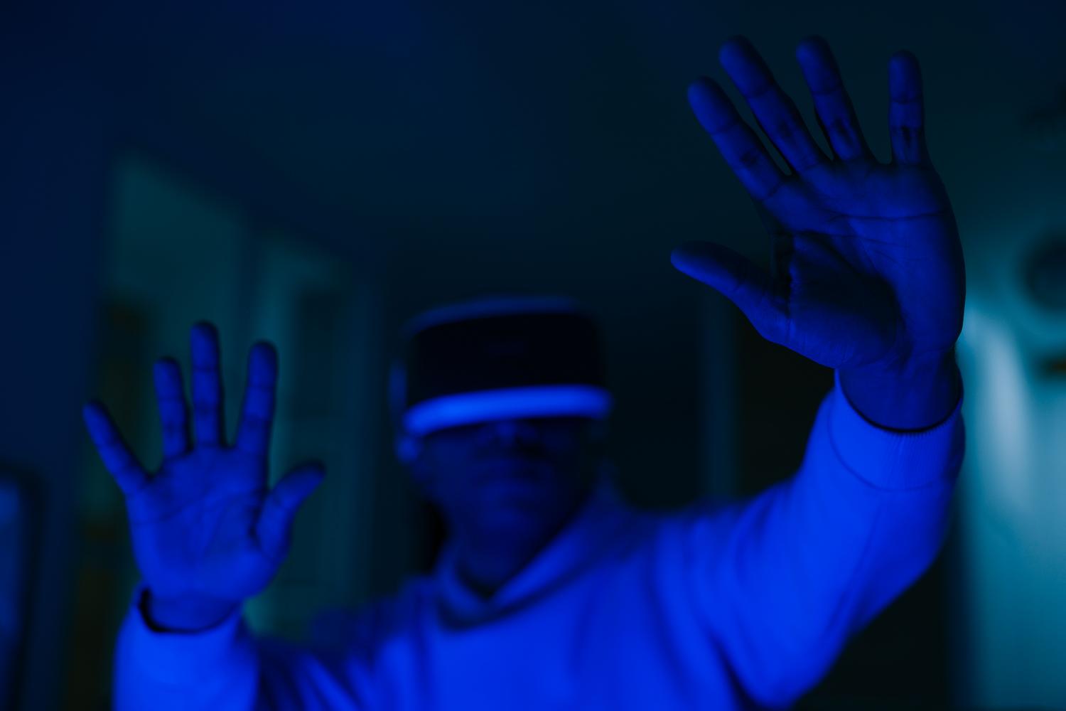 Persona utilizando un casco de VR con iluminación azul futurista, resaltando el requisito obligatorio de equipo de realidad virtual.