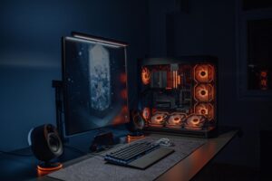 Configuración de PC gaming de alto rendimiento con iluminación RGB y componentes modernos, ideal para ilustrar los requisitos técnicos de DUST: Origins.