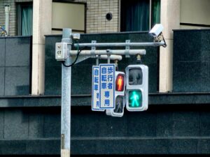 Semáforo peatonal en Kioto, Japón, mostrando la señal de paso en un tono cian o azul verdoso característico.