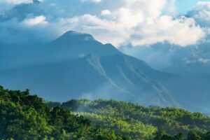 Paisaje de las Montañas Azules en Jamaica, representando el origen geográfico y cultural del término Bomboclaat.