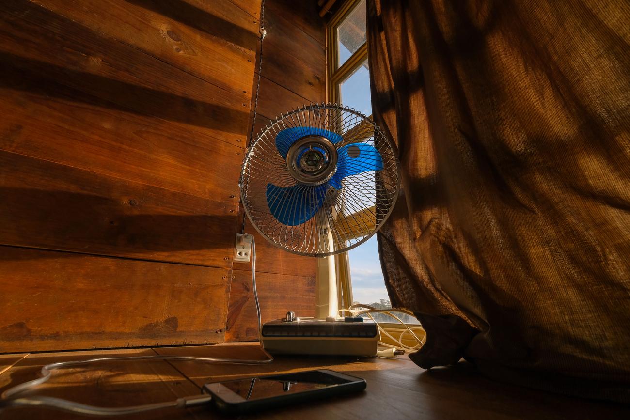 Ventilador en habitación vacía