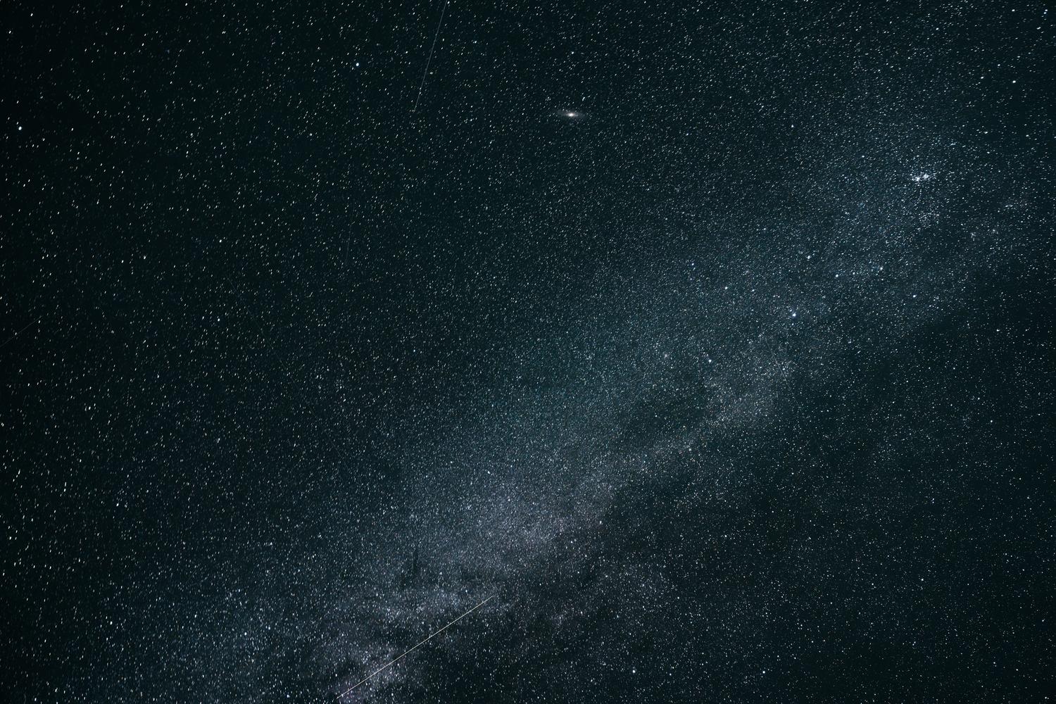 Vista espectacular de la Vía Láctea y un cielo estrellado, representando el entorno cósmico del asteroide 1997 NC1.