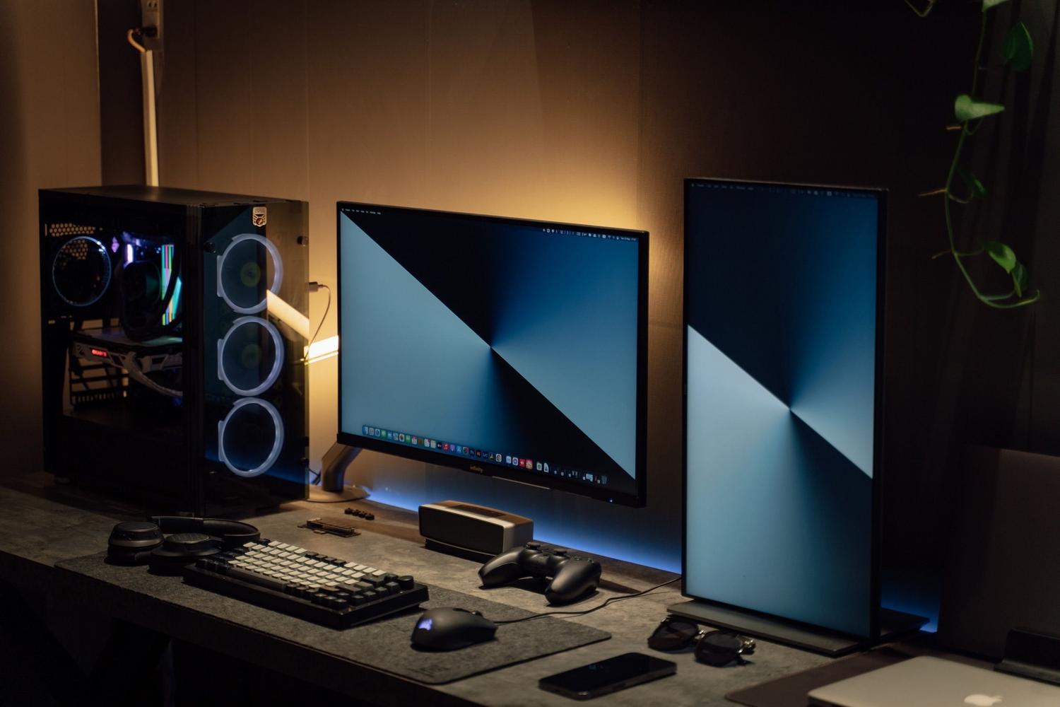 Espacio de trabajo con doble monitor y PC potente, representando el flujo de trabajo con interfaces gráficas (GUI) de IA local.
