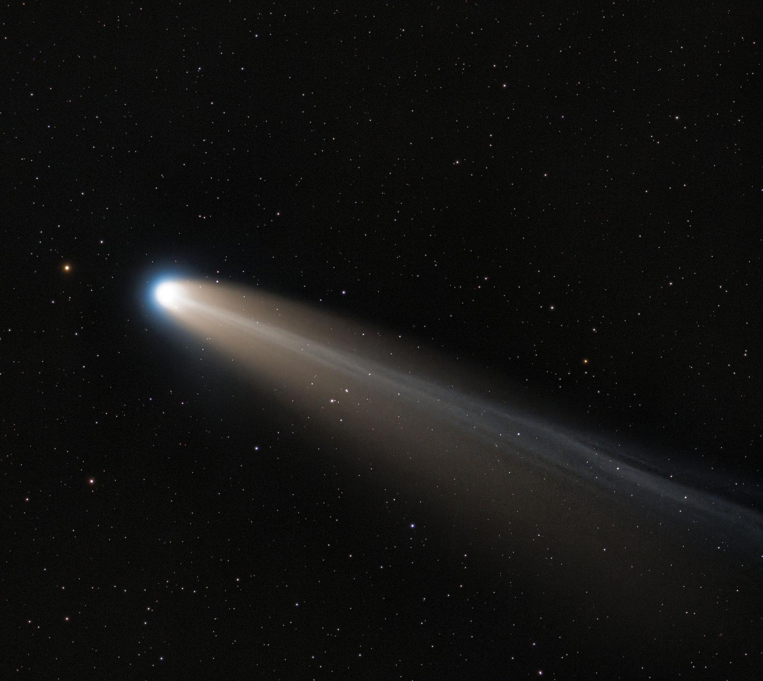 Un cometa espectacular con una cola luminosa surcando el firmamento estrellado