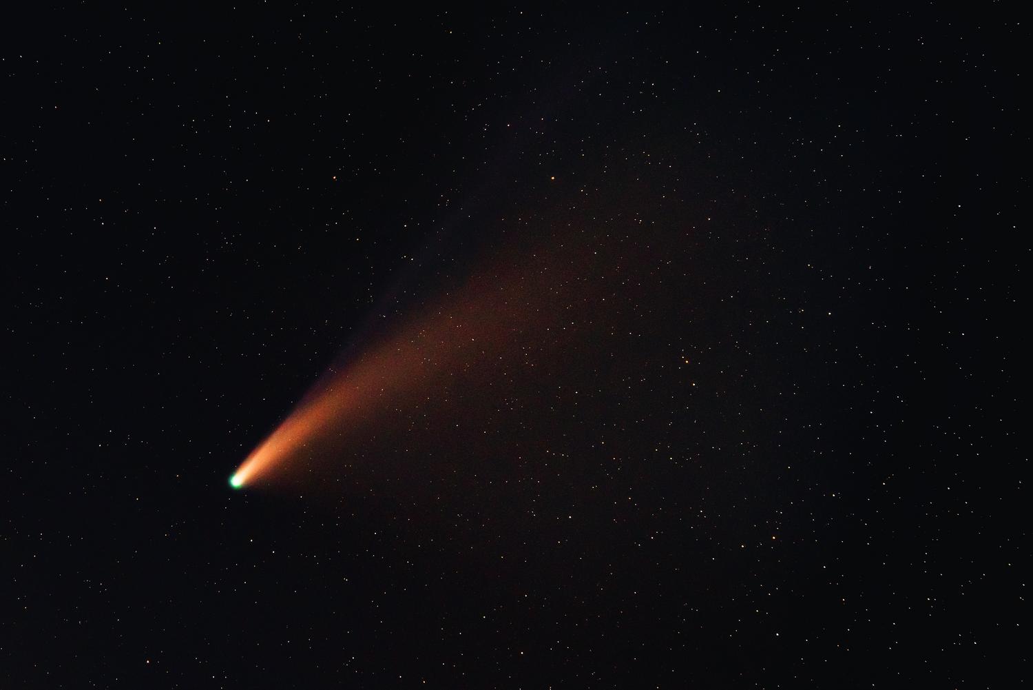 Primer plano de un cometa vibrante con una cola brillante atravesando el espacio profundo