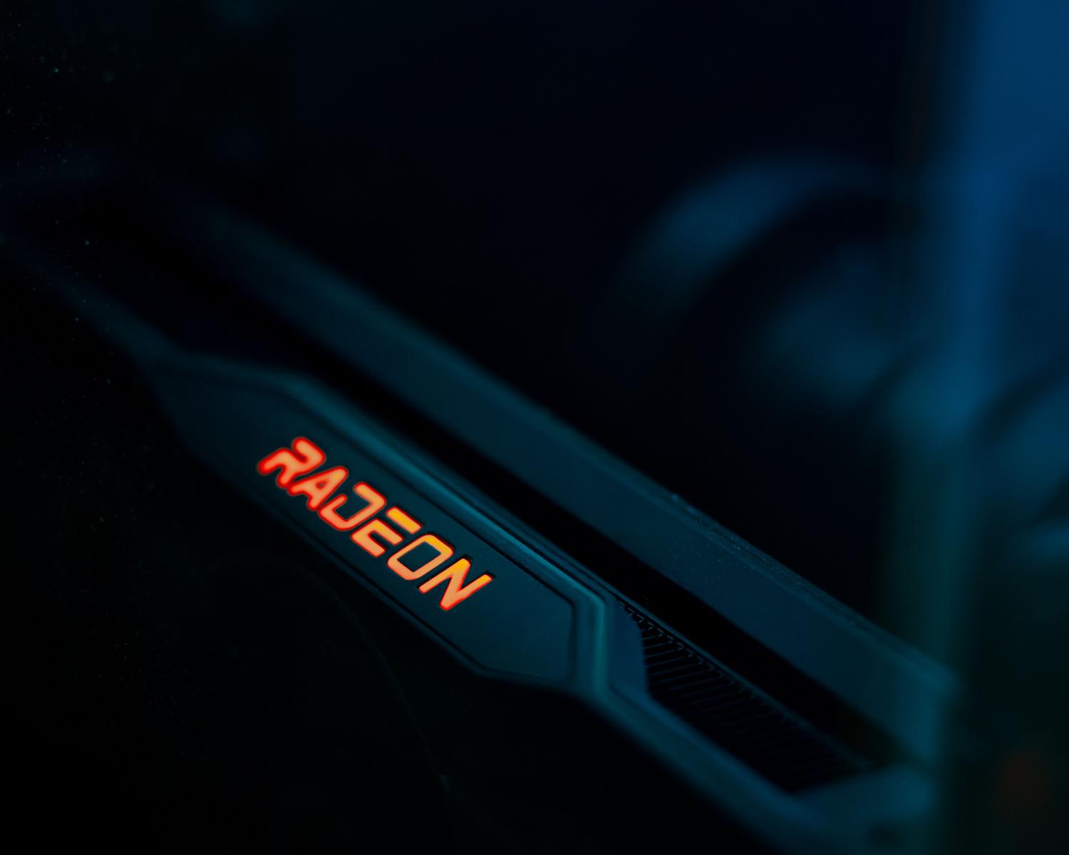 Деталь видеокарты AMD Radeon, демонстрирующая поддержку и оптимизацию оборудования AMD, упомянутые в обзоре.