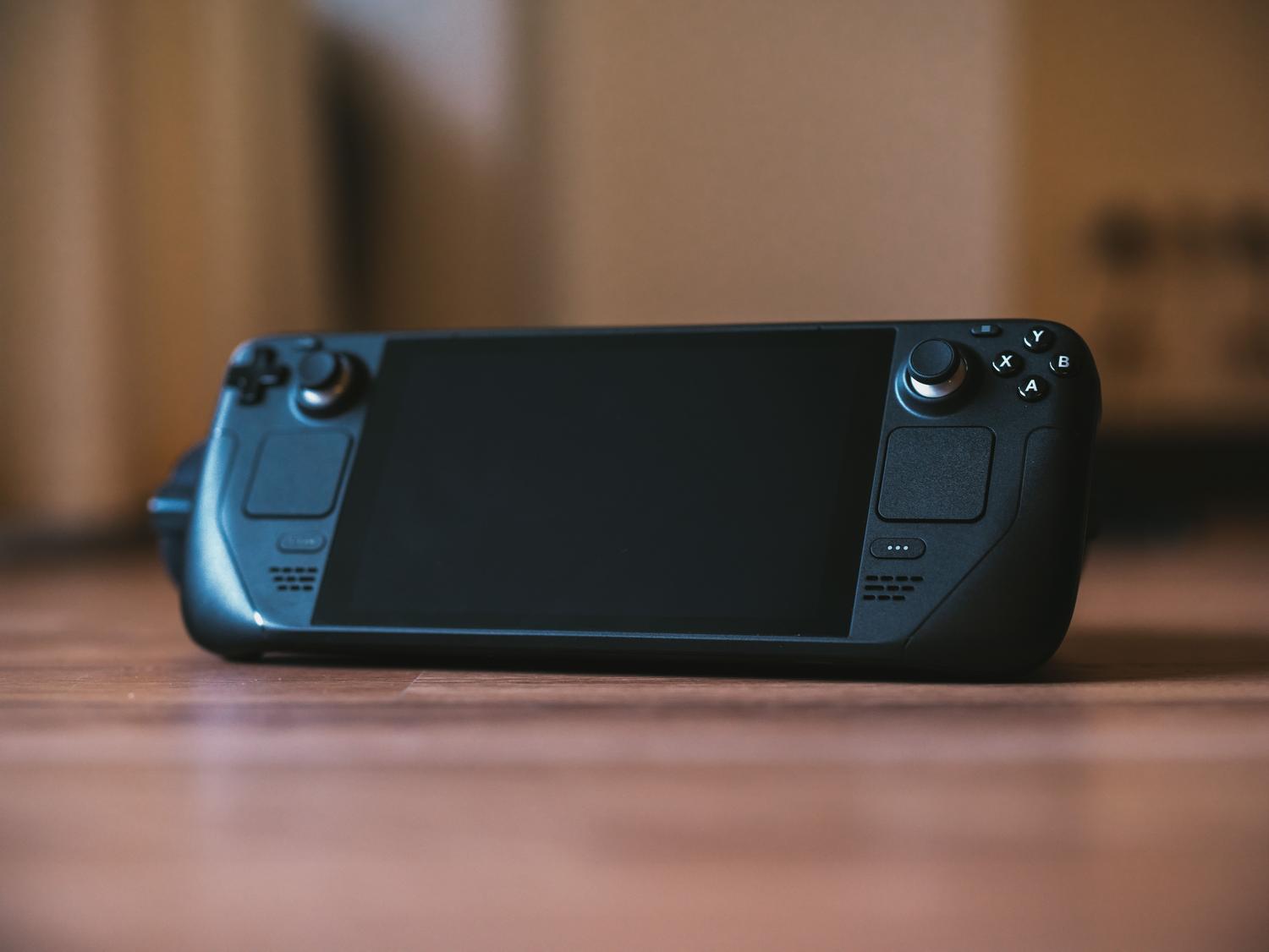 Consola de videojuegos portátil moderna, ilustrando la optimización de Scavland para Steam Deck.