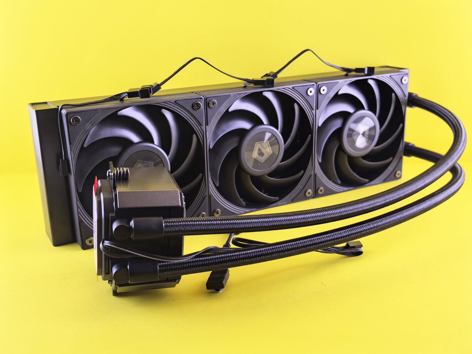 Sistema de refrigeración líquida de triple ventilador sobre un fondo amarillo vibrante, ideal para mantener temperaturas estables en CPUs de gama alta.