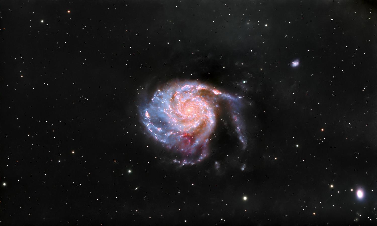 Vista cautivadora de una galaxia espiral en el espacio profundo, reforzando el concepto de los 50 millones de sistemas estelares procedimentales del juego.