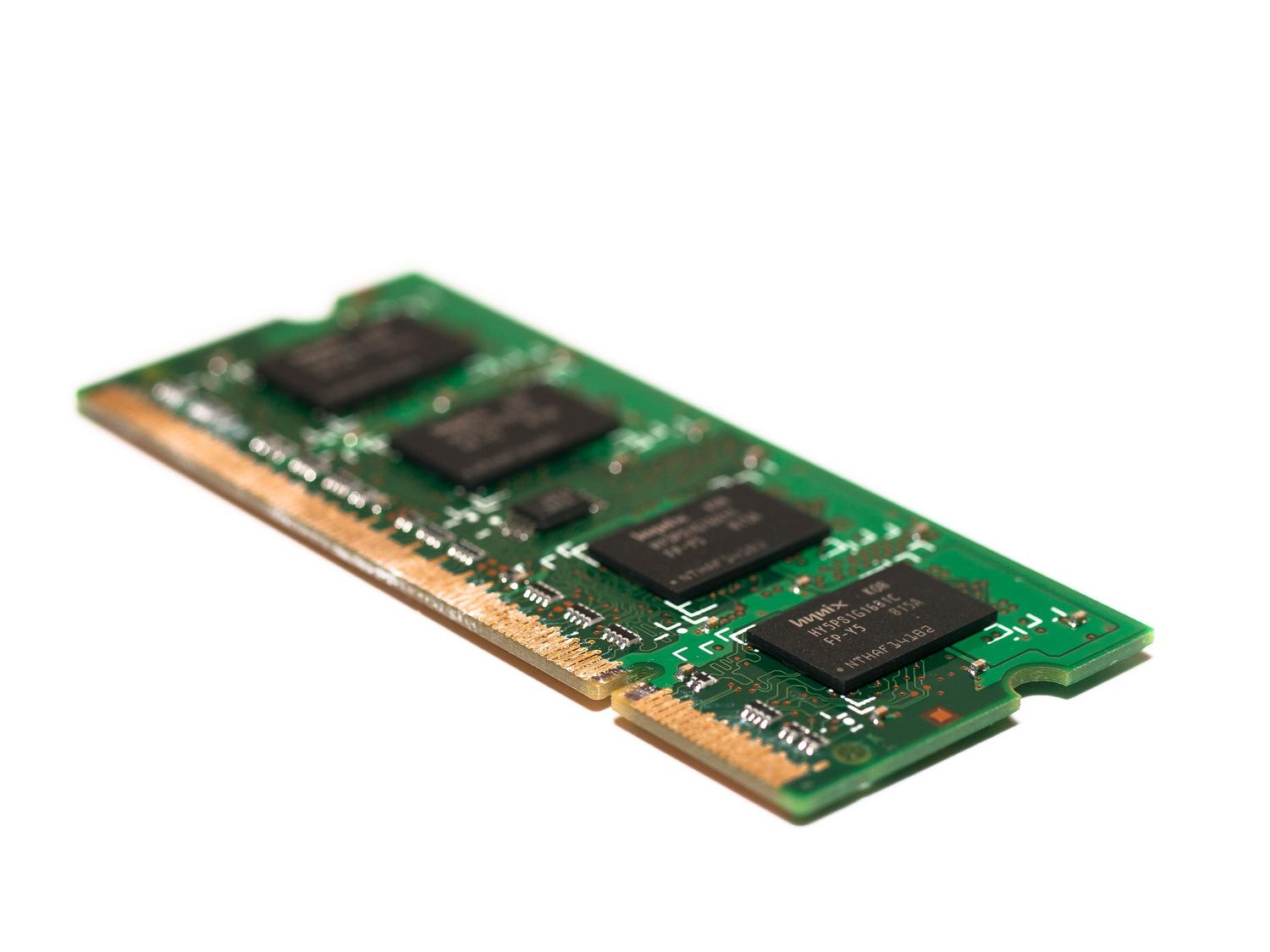 Primer plano técnico de un módulo de memoria RAM, resaltando los componentes electrónicos de almacenamiento temporal.