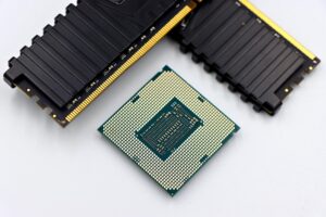 Módulos de memoria RAM sobre un fondo blanco, representando el hardware de memoria del ordenador.
