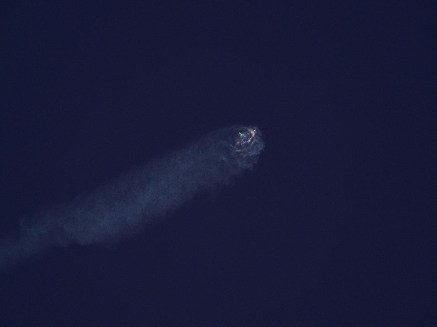 Cuerpo celeste brillante cruzando el cielo nocturno, representando la visibilidad de asteroides o meteoros desde la Tierra.