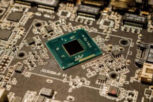 Primer plano detallado de un microchip sobre una placa de circuito impreso, representando la arquitectura técnica del procesador Amlogic S905X2.