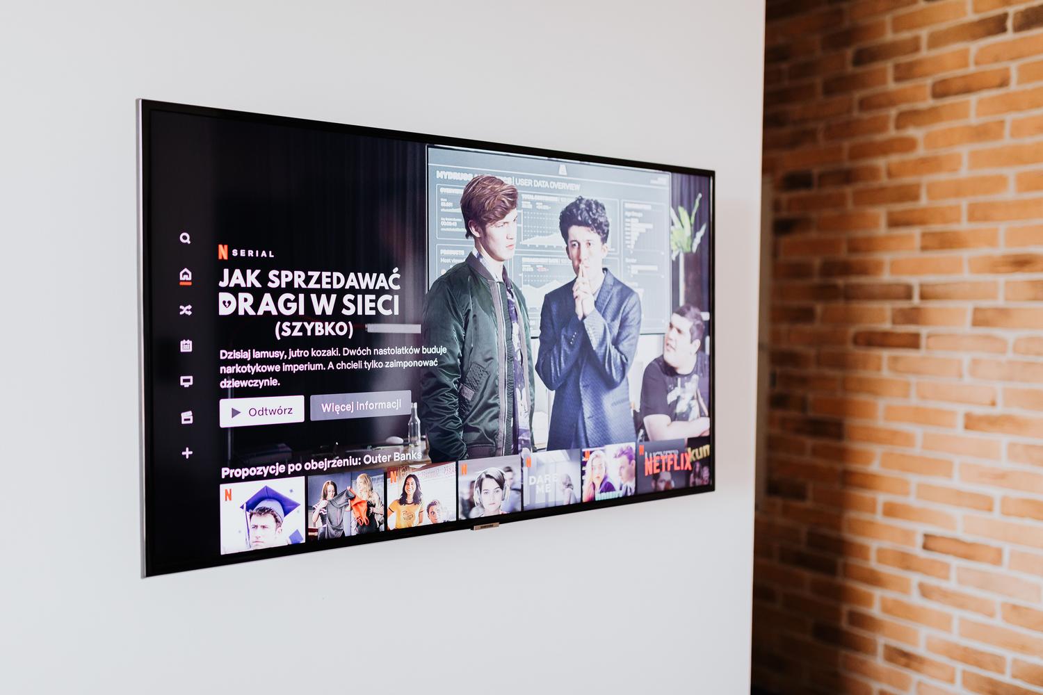 Salón moderno con un televisor de pantalla plana de alta resolución, representando las capacidades de vídeo 4K y HDR del chipset.