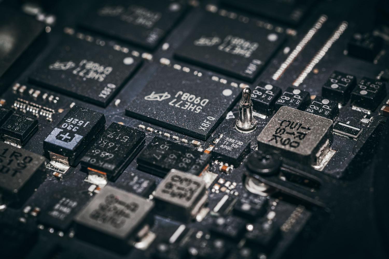Vista macro de microchips en una placa de circuito impreso, ilustrando la arquitectura técnica del procesador.