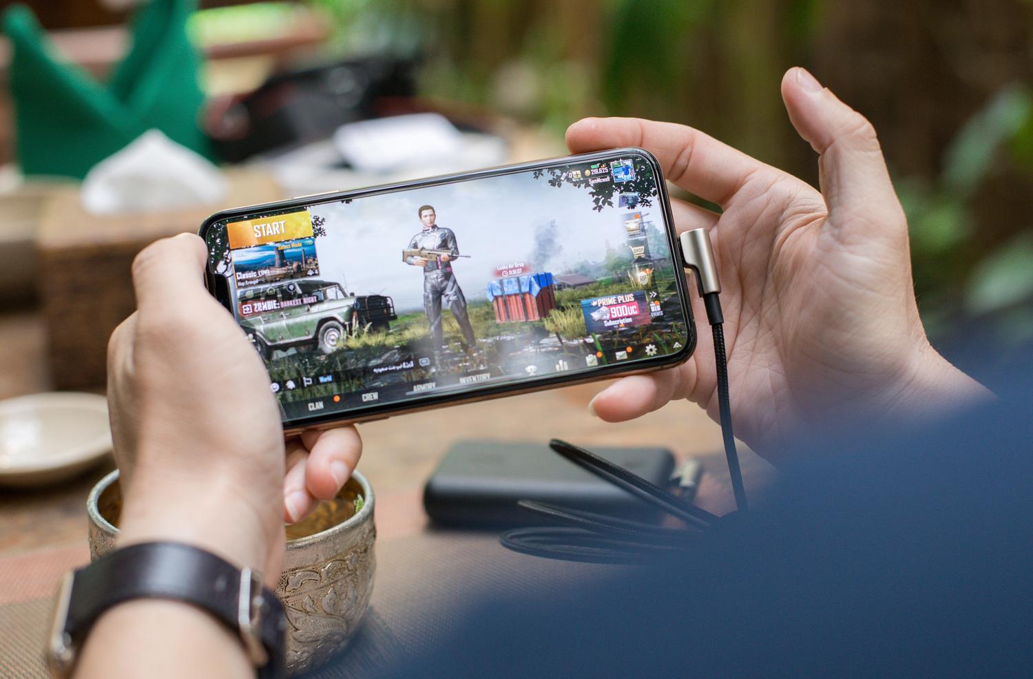 Persona jugando a PUBG Mobile en un smartphone, mostrando el rendimiento real en juegos del chip SC9863.