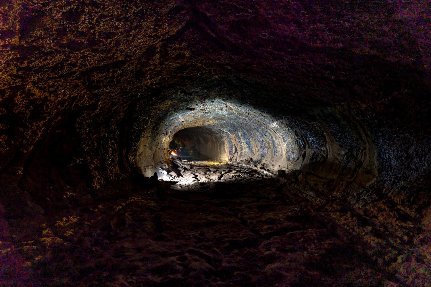 Vista interior de un túnel subterráneo misterioso y oscuro con iluminación dramática, ideal para representar los pasadizos de Big Walk