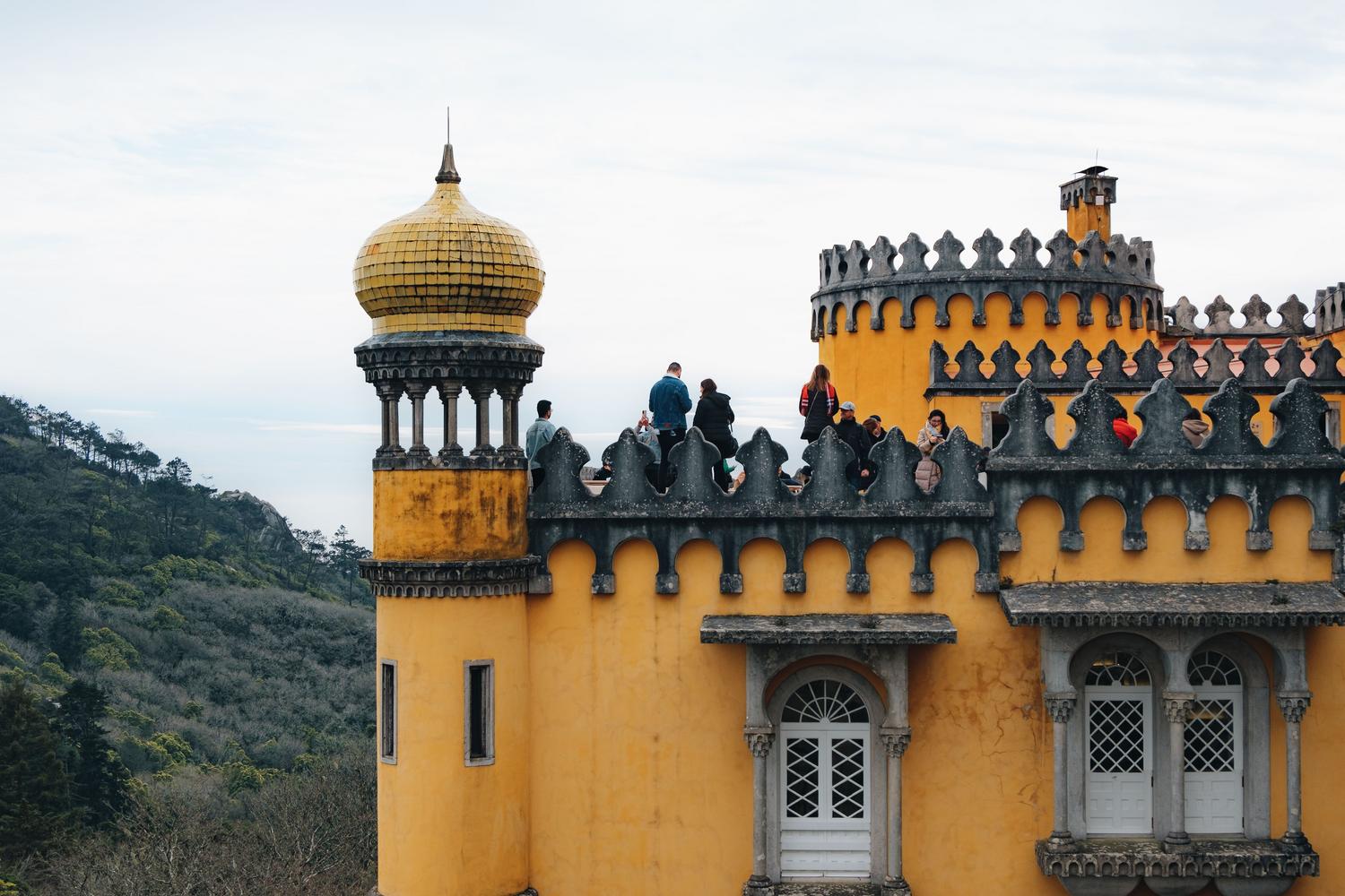 Arquitectura de una torre de color amarillo vibrante situada en una zona elevada, representando la Torre Amarilla del mapa