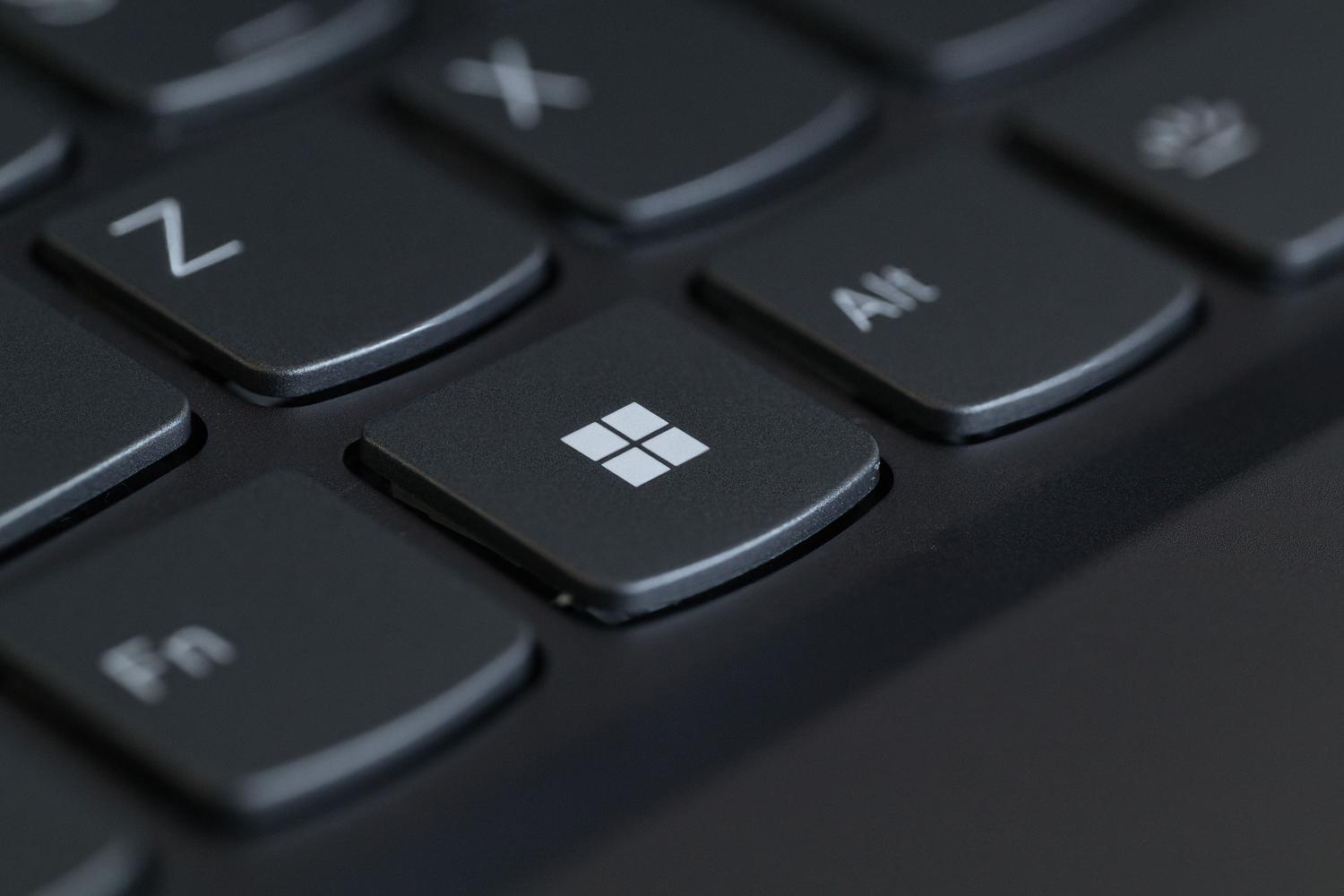 Primer plano detallado de la tecla Windows en un teclado, representando la actualización del sistema operativo Windows. Primer plano detallado de la tecla Windows en un teclado, representando la actualización del sistema operativo Windows.