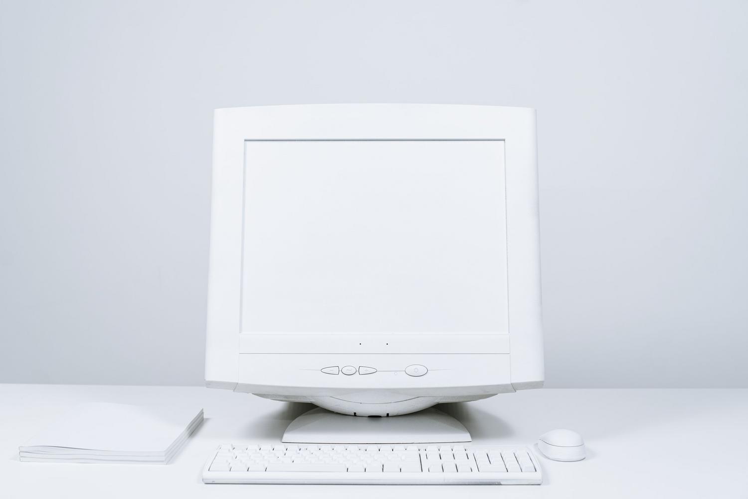 Setup de ordenador moderno y optimizado en un escritorio blanco, ilustrando la mejora de la experiencia de uso. Setup de ordenador moderno y optimizado en un escritorio blanco, ilustrando la mejora de la experiencia de uso.
