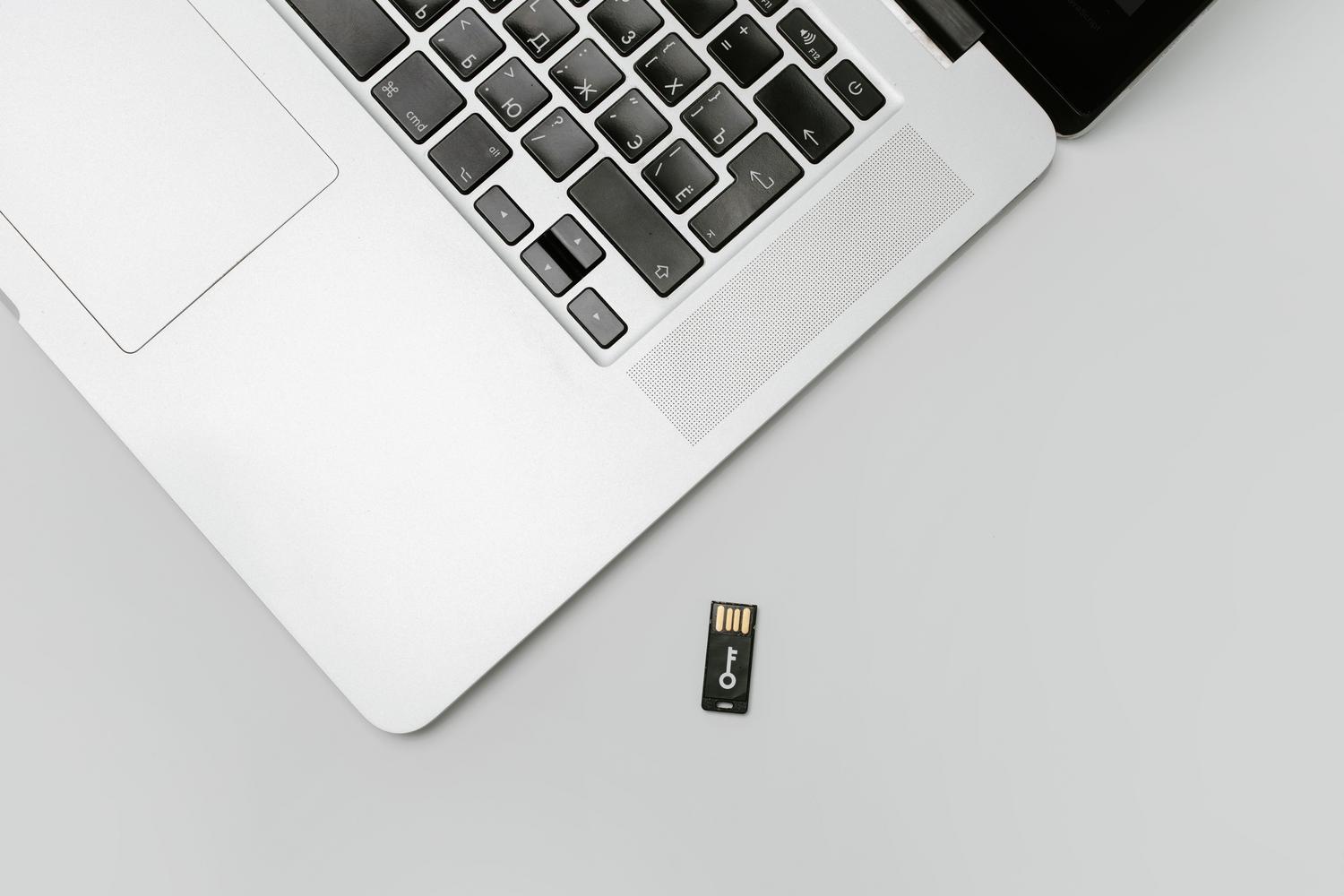 Copia de seguridad de datos mediante el uso de una unidad USB conectada a un ordenador portátil en un entorno minimalista. Copia de seguridad de datos mediante el uso de una unidad USB conectada a un ordenador portátil en un entorno minimalista.