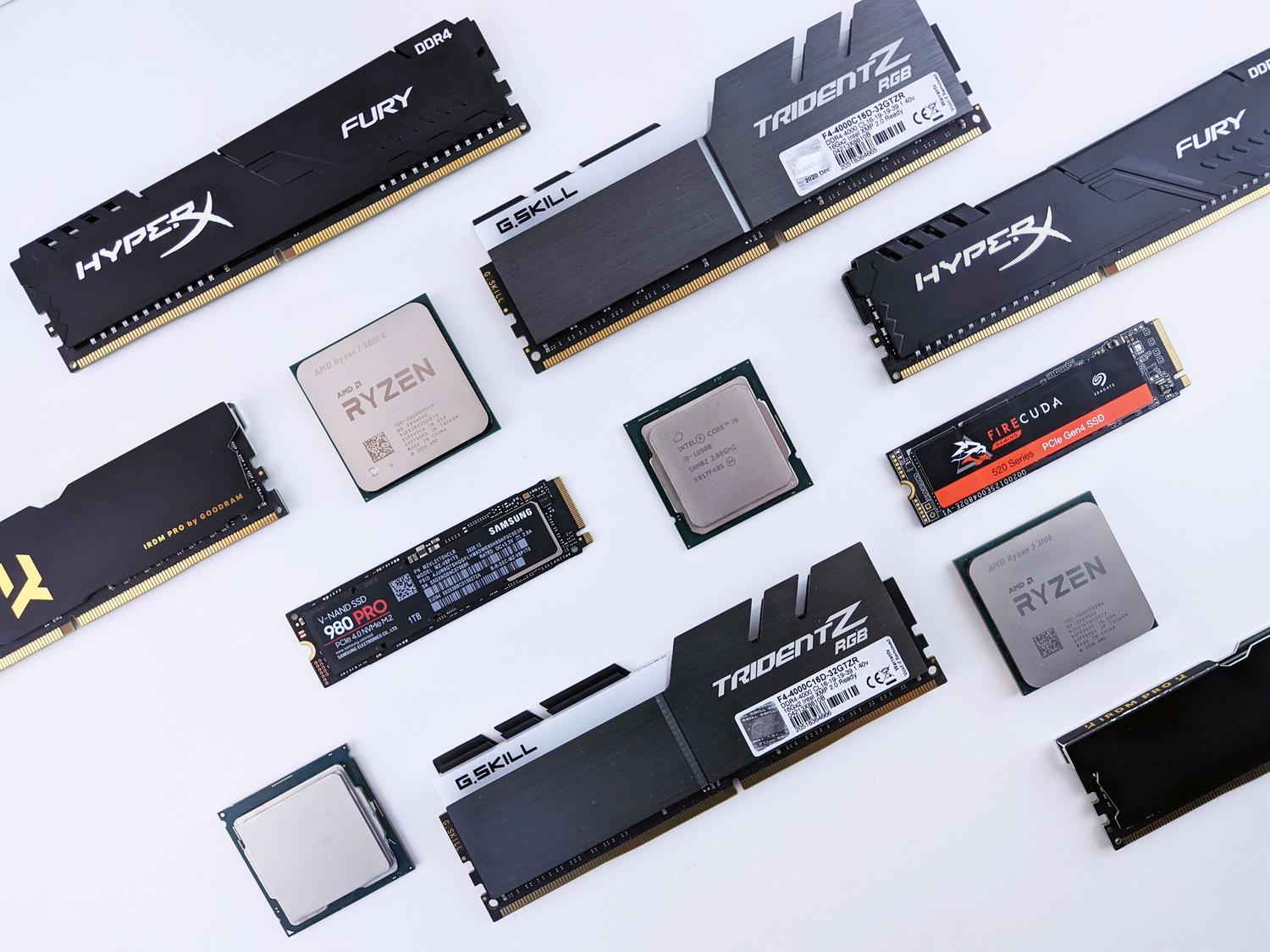 Varios componentes de hardware modernos, incluyendo módulos de memoria RAM y procesadores CPU sobre un fondo blanco. Varios componentes de hardware modernos, incluyendo módulos de memoria RAM y procesadores CPU sobre un fondo blanco.