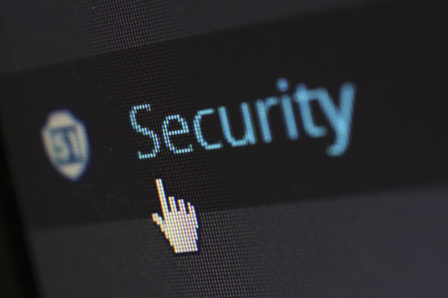 Primer plano de la palabra 'Security' en una pantalla digital, resaltando el aspecto técnico de la ciberseguridad.