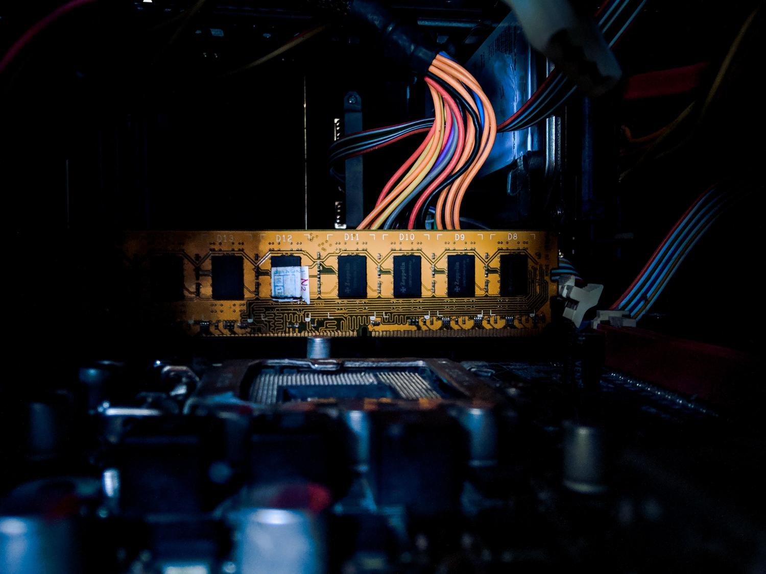 Primer plano de memoria RAM y circuitos electrónicos, simbolizando la cuantización y los requisitos de hardware.