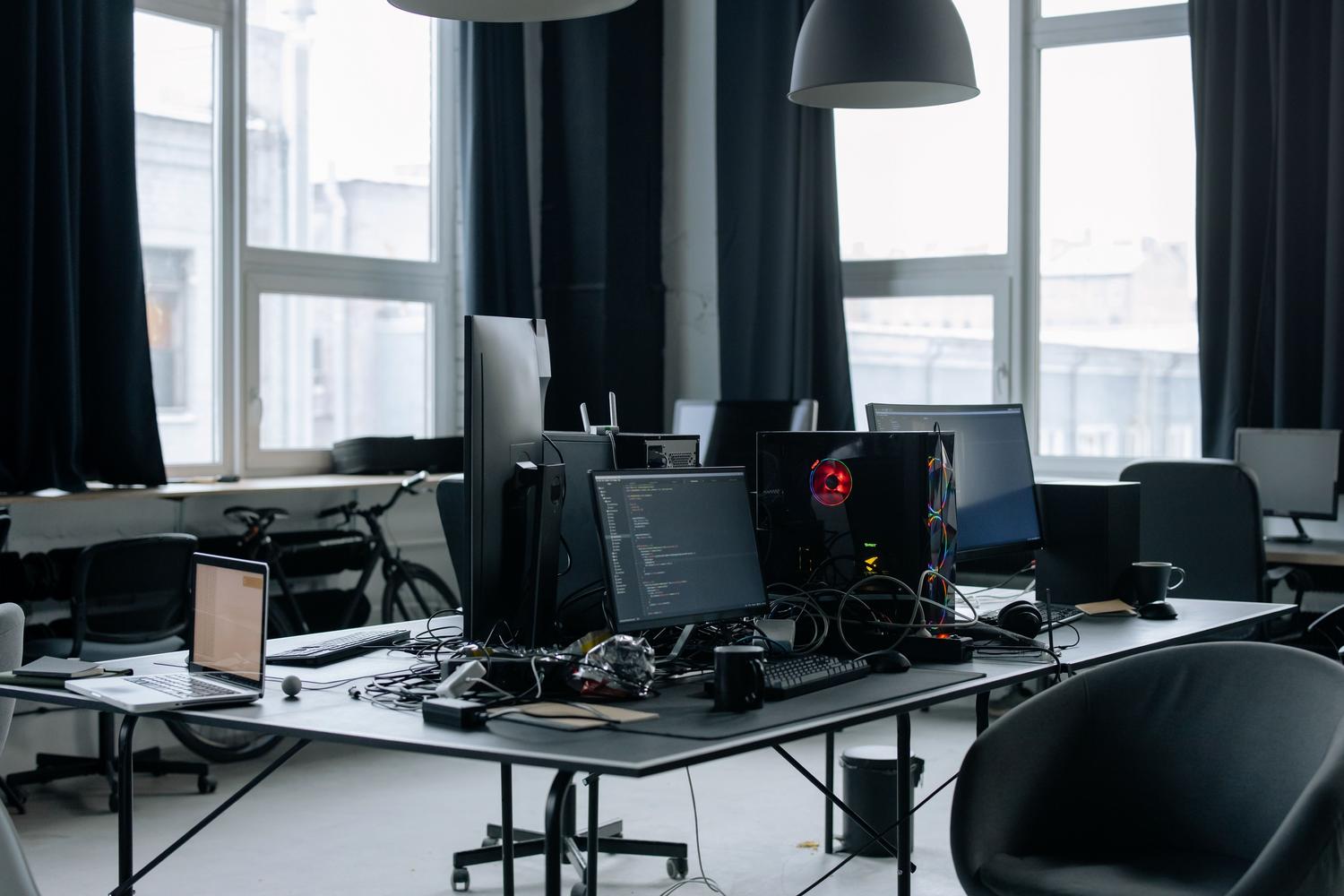Espacio de trabajo tecnológico moderno y profesional enfocado en el desarrollo de software e inteligencia artificial.