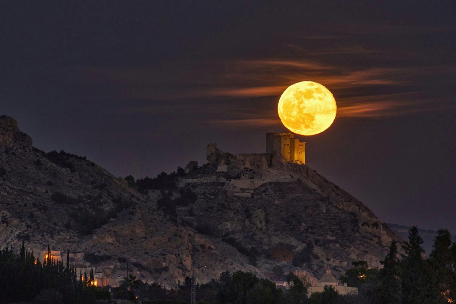 Castillo medieval bajo la luz de la luna llena, ideal para ilustrar la exploración nocturna y los secretos del mundo.