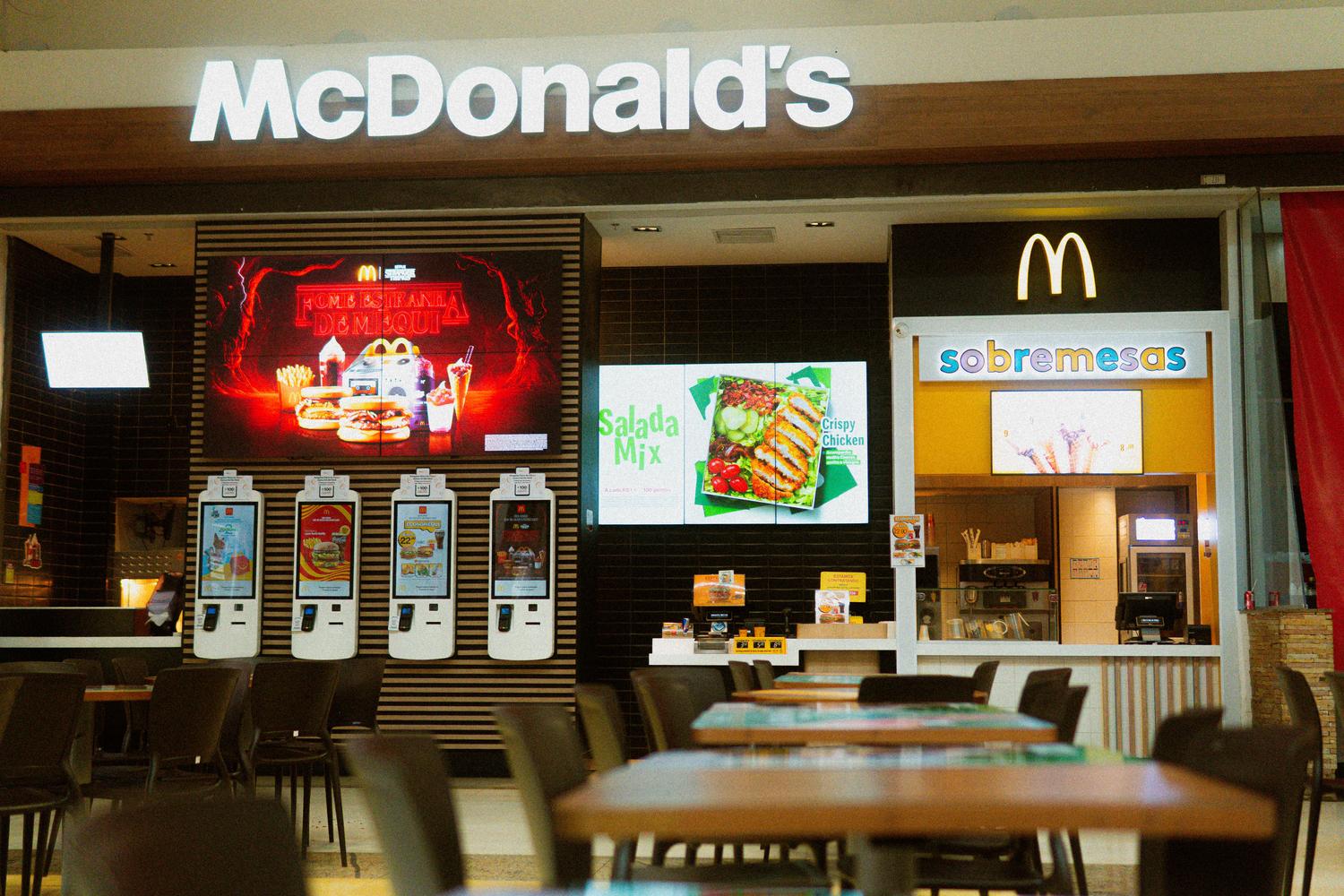 Quioscos digitales de autoservicio en un entorno comercial moderno para gestión de pedidos.