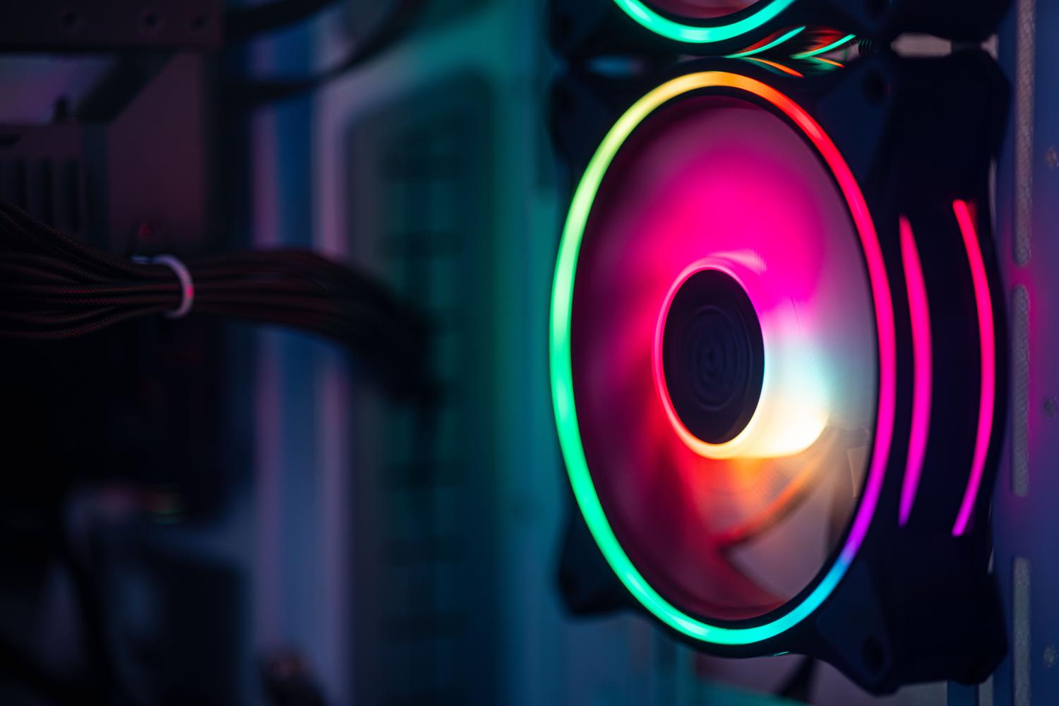 Detalle de un ventilador de refrigeración RGB en un equipo gaming.