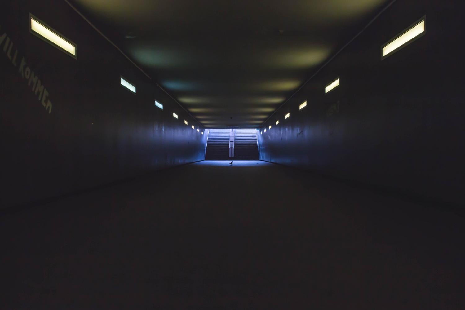 Túnel oscuro con luces fluorescentes, evocando la atmósfera inquietante de las leyendas urbanas de internet.