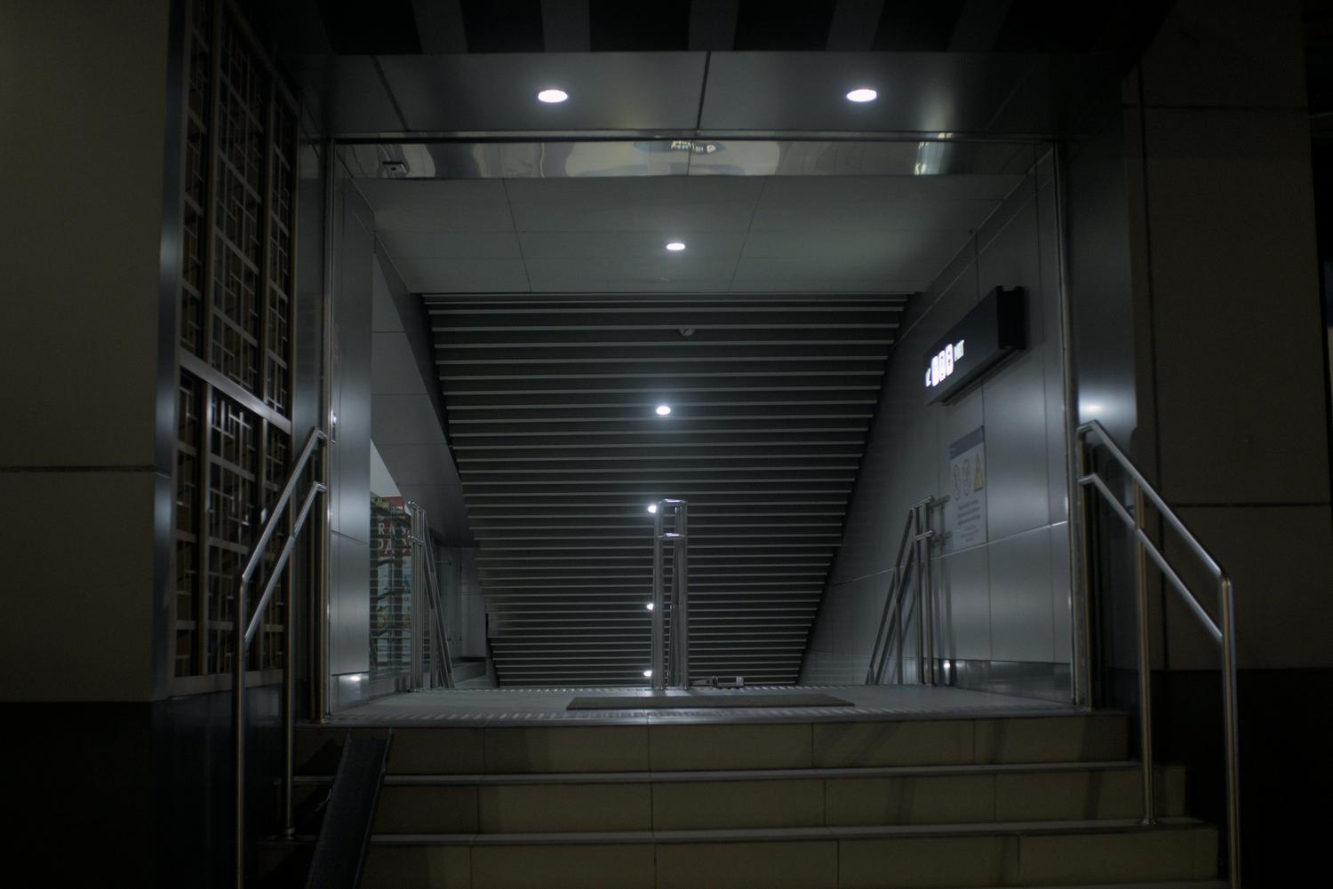 Entrada de metro vacía y minimalista, ejemplificando la estética de los espacios liminales y los Backrooms.