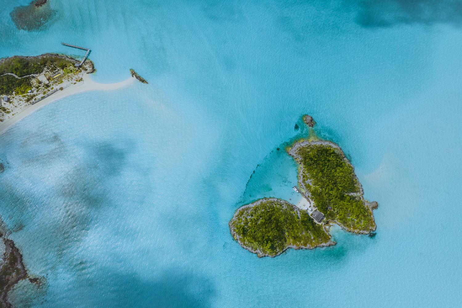 Vista aérea de islas tropicales con aguas turquesas vibrantes, ideal para ilustrar el Gran Mar de la Ruta del Héroe Adulto.