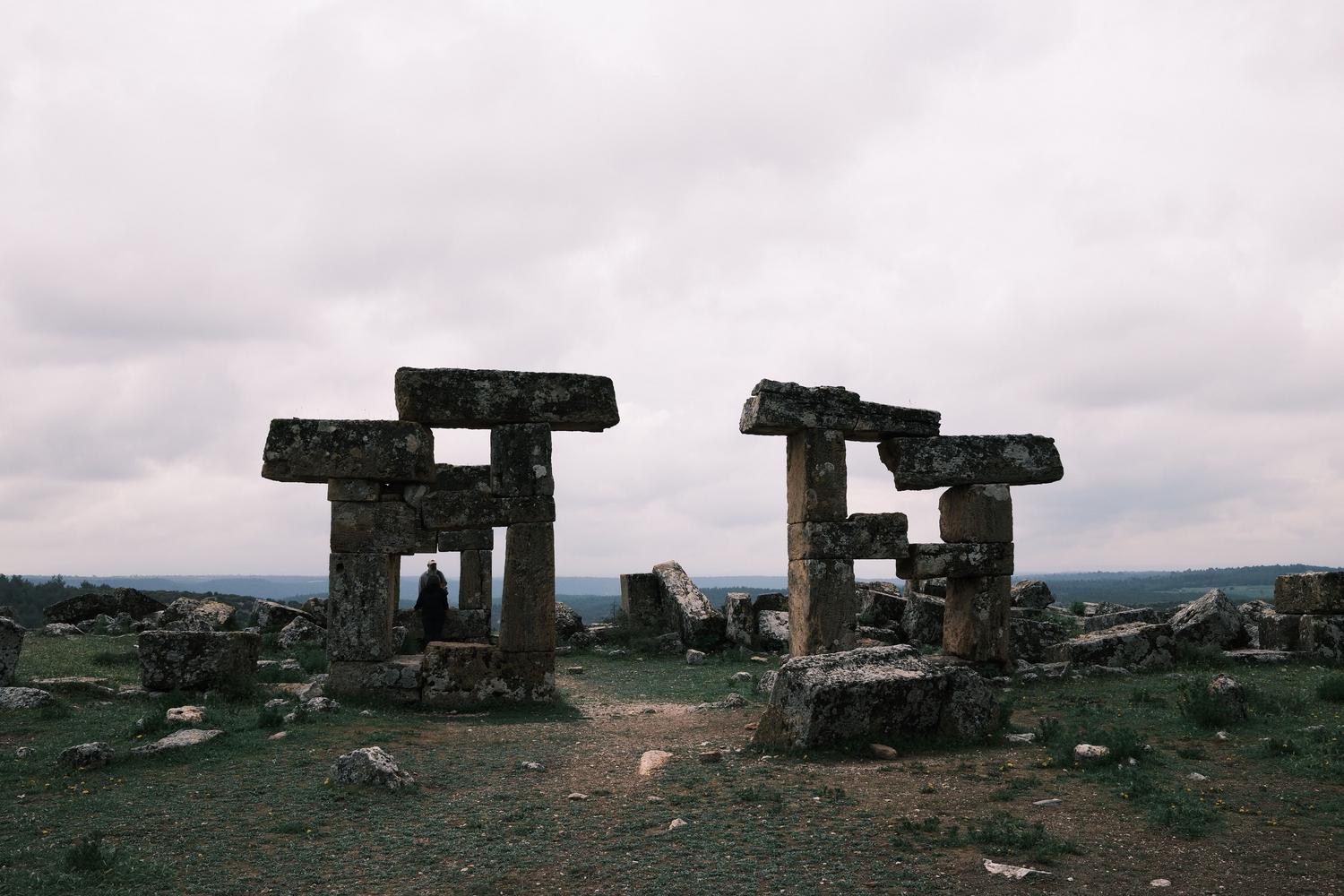 Ruinas megalíticas de piedra bajo un cielo dramático, representando la arquitectura primitiva de la Era Fundacional. Ruinas megalíticas de piedra bajo un cielo dramático, representando la arquitectura primitiva de la Era Fundacional.